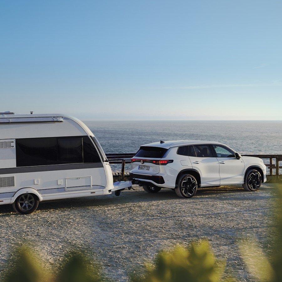 VW Tayron am Strand mit Anhänger