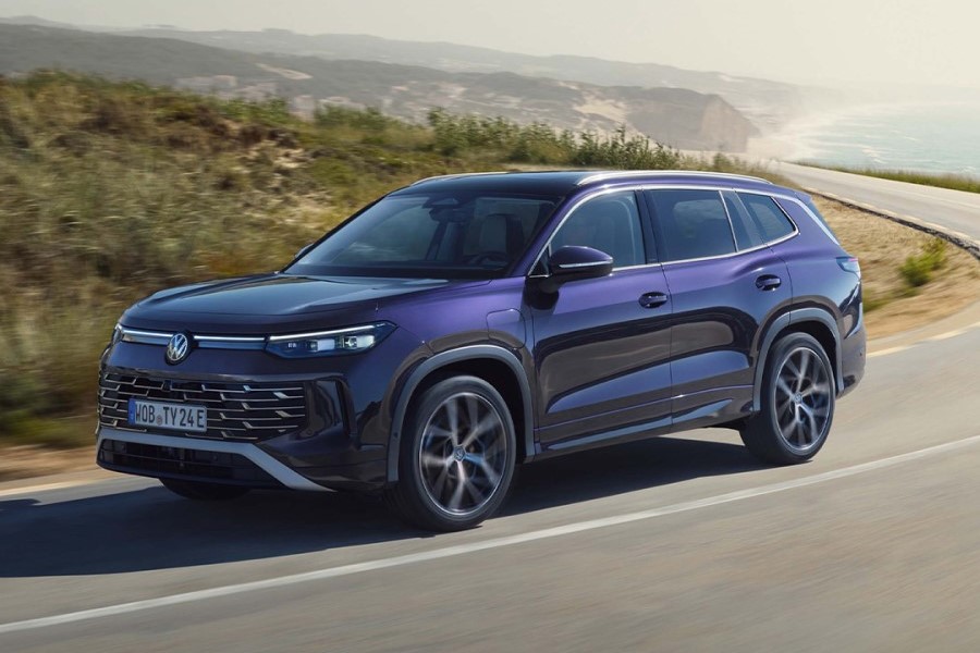 VW Tayron in violet fahrend auf einer Straße